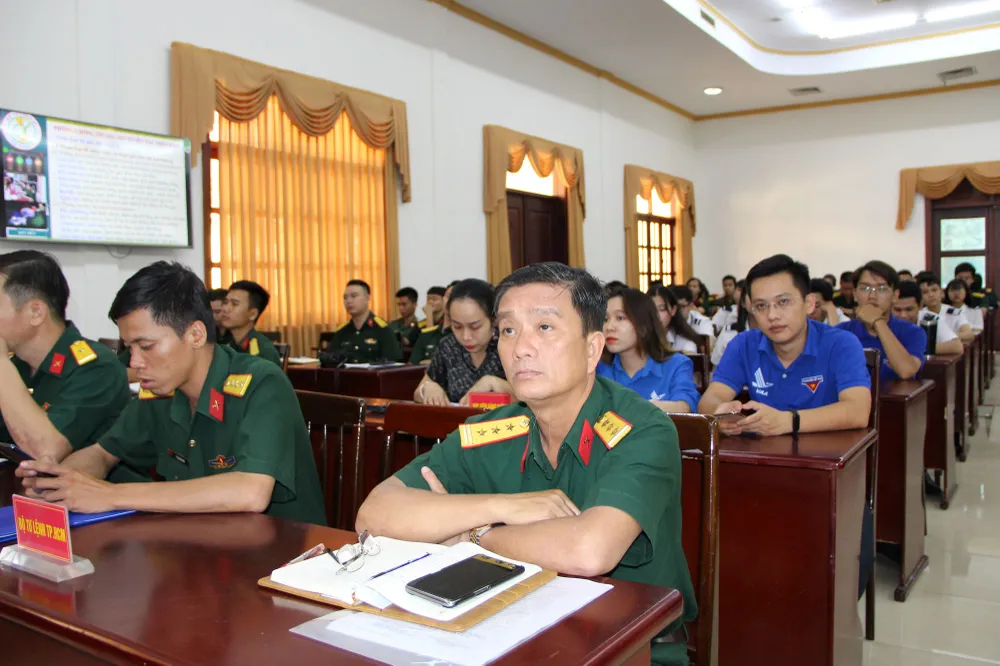 Diễn đàn có sự tham gia của đông đảo đoàn viên thanh niên trong và ngoài lực lượng vũ trang. Ảnh: TRẦN YÊN Diễn đàn có sự tham gia của đông đảo đoàn viên thanh niên trong và ngoài lực lượng vũ trang. Ảnh: TRẦN YÊN