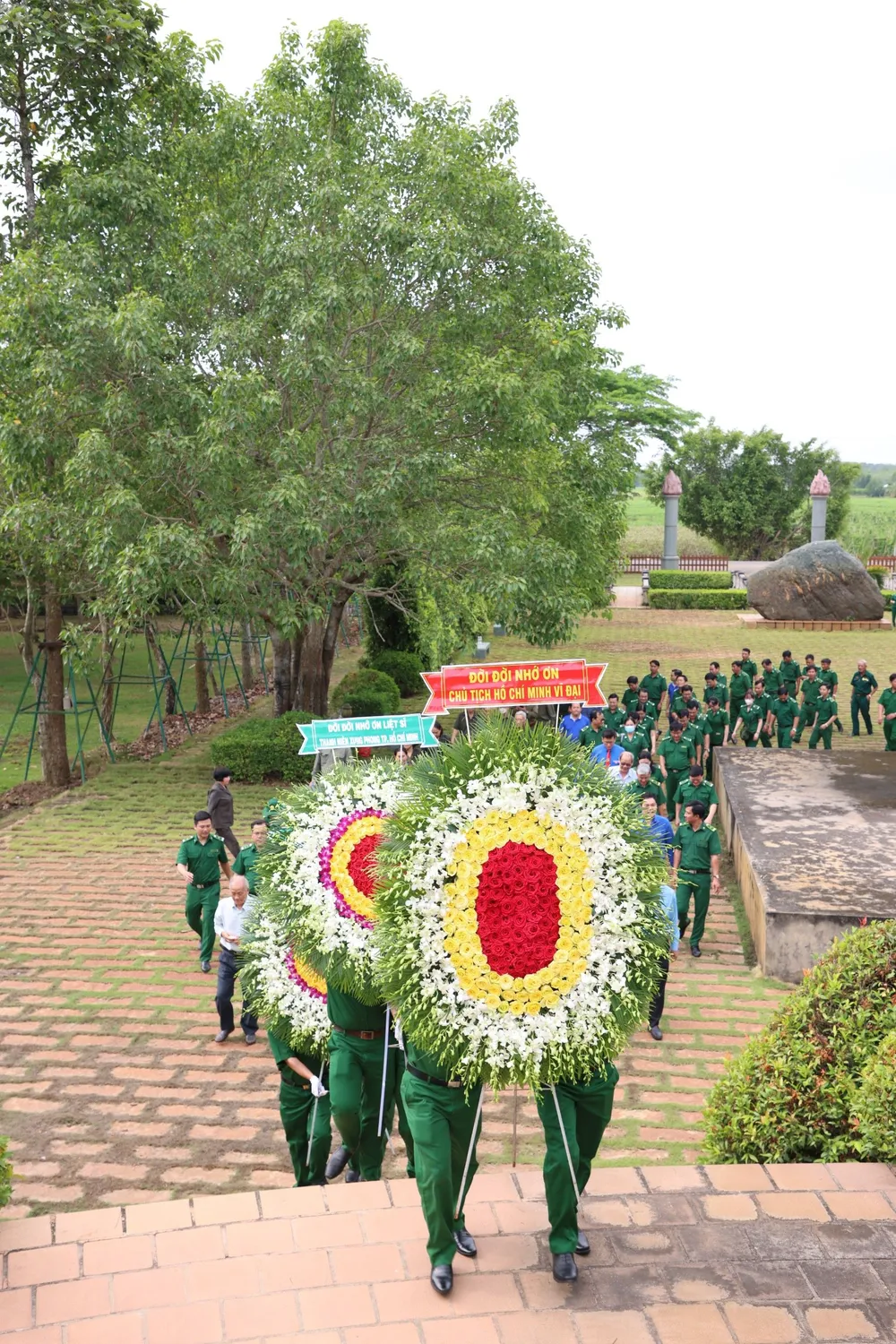 Lực lượng TNXP TPHCM dâng vòng hoa tưởng niệm các liệt sĩ TNXP. Ảnh: TRẦN YÊN Lực lượng TNXP TPHCM dâng vòng hoa tưởng niệm các liệt sĩ TNXP. Ảnh: TRẦN YÊN