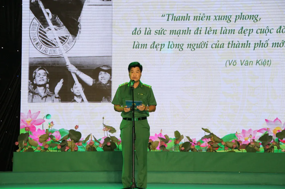 Chỉ huy trưởng Lực lượng TNXP TPHCM Lê Minh Khoa phát biểu ôn lại truyền thống 47 năm Lực lượng TNXP TPHCM. Ảnh: TRẦN YÊN Chỉ huy trưởng Lực lượng TNXP TPHCM Lê Minh Khoa phát biểu ôn lại truyền thống 47 năm Lực lượng TNXP TPHCM. Ảnh: TRẦN YÊN