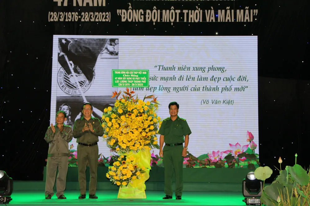 Chủ tịch Trung ương Hội Cựu TNXP Việt Nam Vũ Trọng Kim tặng hoa chúc mừng Lực lượng TNXP TPHCM. Ảnh: TRẦN YÊN Chủ tịch Trung ương Hội Cựu TNXP Việt Nam Vũ Trọng Kim tặng hoa chúc mừng Lực lượng TNXP TPHCM. Ảnh: TRẦN YÊN