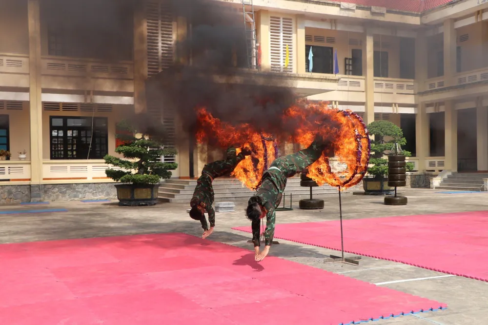 Các chiến đấu viên Tiểu đoàn Đặc công 60 biểu diễn nội dung Vượt qua vòng lửa. Ảnh: TRẦN YÊN