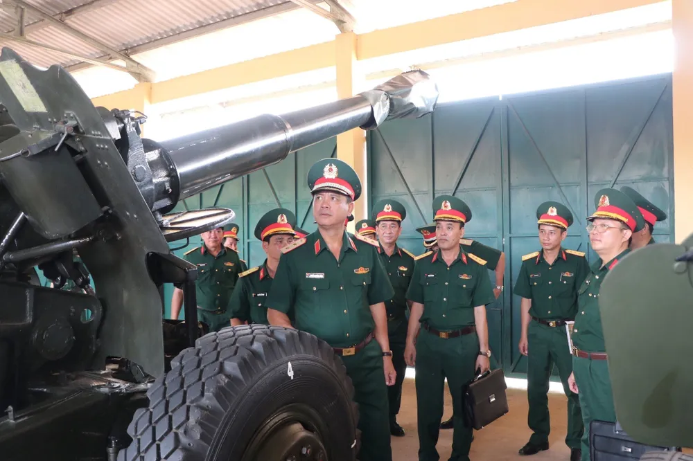 Trung tướng Nguyễn Trường Thắng thăm, kiểm tra các nhà kho vũ khí, trang bị kỹ thuật tại Kho K9. Ảnh: TRẦN YÊN