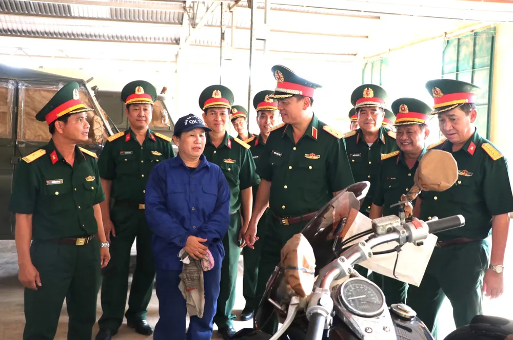 Trung tướng Nguyễn Trường Thắng thăm hỏi cán bộ, nhân viên Kho K9 . Ảnh: TRẦN YÊN