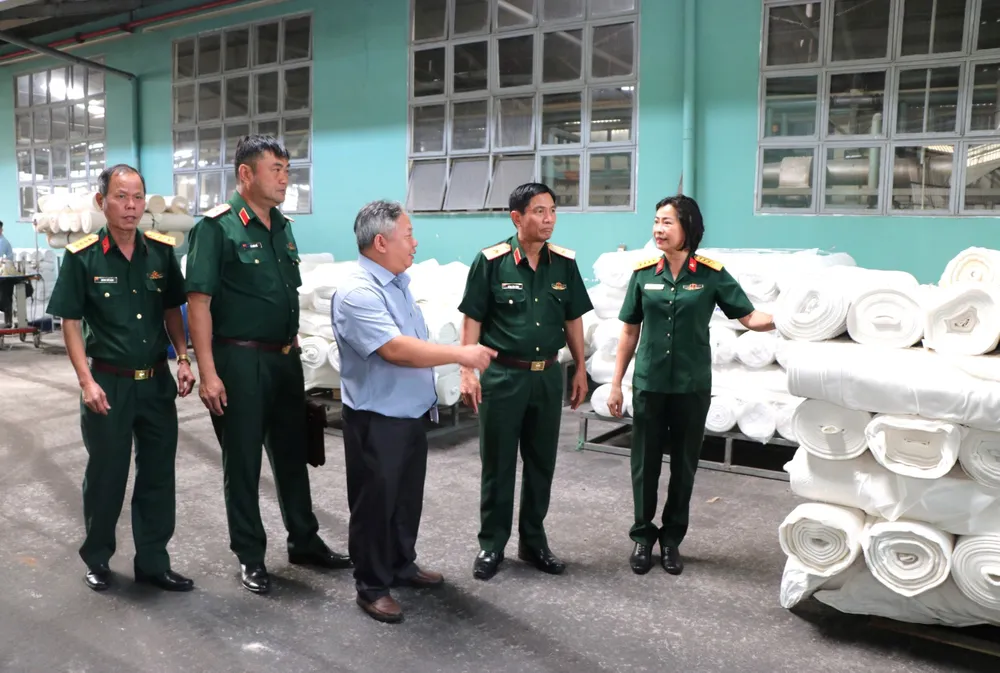 Thiếu tướng Đặng Văn Hùng cùng các bên liên quan đi kiểm tra thực địa. Ảnh: TRẦN YÊN Thiếu tướng Đặng Văn Hùng cùng các bên liên quan đi kiểm tra thực địa. Ảnh: TRẦN YÊN