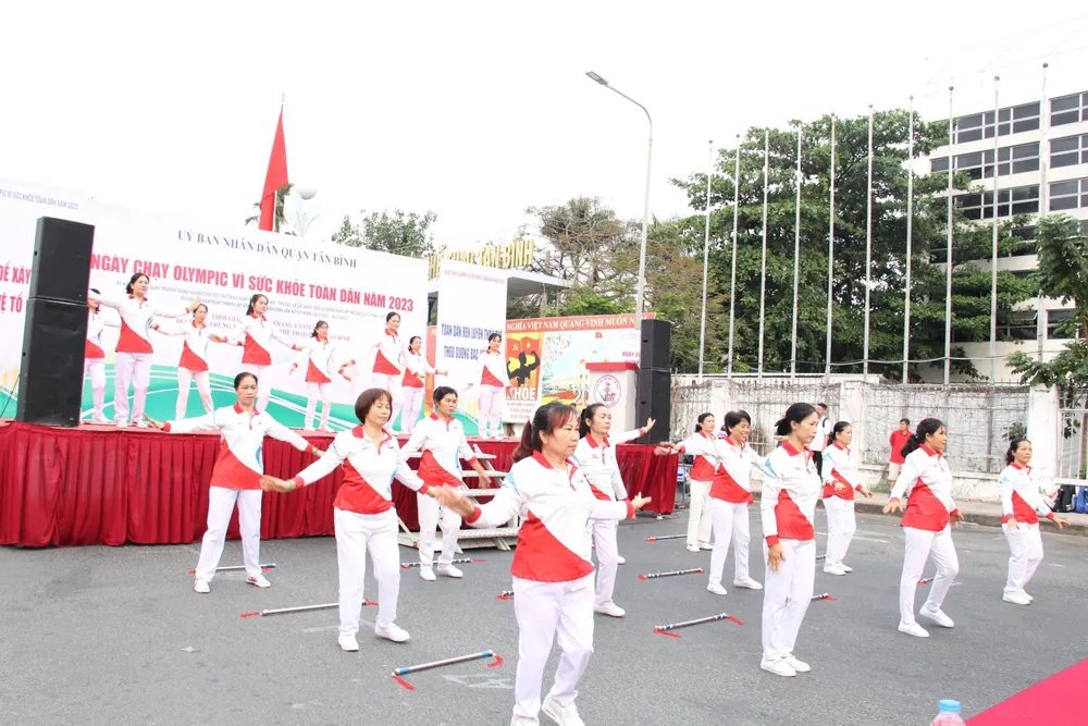 Chương trình đồng diễn của các chị, các mẹ tại lễ phát động. Ảnh: TRẦN YÊN