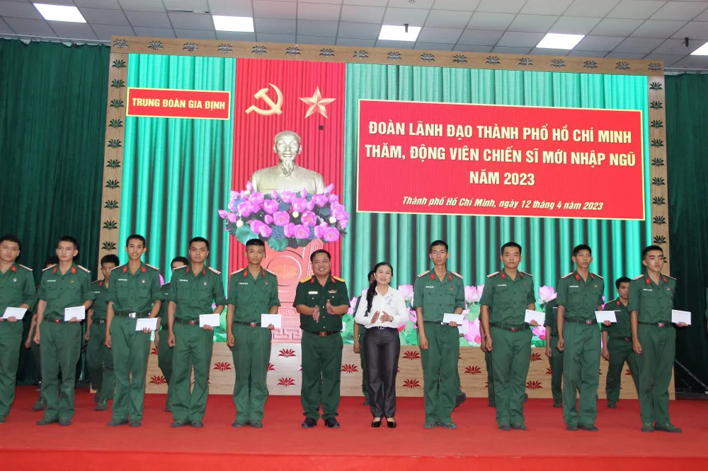 Đồng chí Phan Kiều Thanh Hương trao quà cho chiến sĩ mới tại Trung đoàn Gia Định. Ảnh: TRẦN YÊN Đồng chí Phan Kiều Thanh Hương trao quà cho chiến sĩ mới tại Trung đoàn Gia Định. Ảnh: TRẦN YÊN