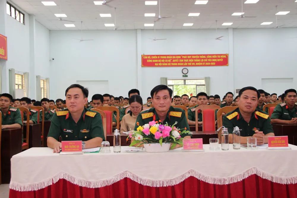 Lãnh đạo Trung đoàn Gia Định tại buổi gặp chiến sĩ mới. Ảnh: TRẦN YÊN Lãnh đạo Trung đoàn Gia Định tại buổi gặp chiến sĩ mới. Ảnh: TRẦN YÊN