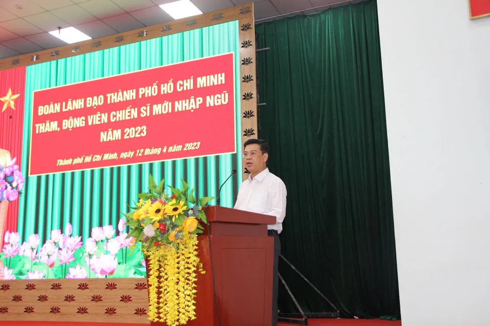 Đồng chí Nguyễn Văn Dũng phát biểu động viên chiến sĩ mới tại Trung đoàn Gia Định. Ảnh: TRẦN YÊN Đồng chí Nguyễn Văn Dũng phát biểu động viên chiến sĩ mới tại Trung đoàn Gia Định. Ảnh: TRẦN YÊN