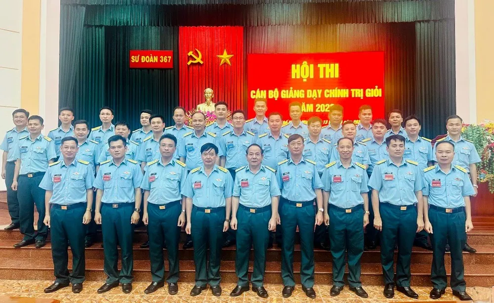 Ban tổ chức cùng các thí sinh trước khi bước vào hội thi. Ảnh: TRẦN YÊN