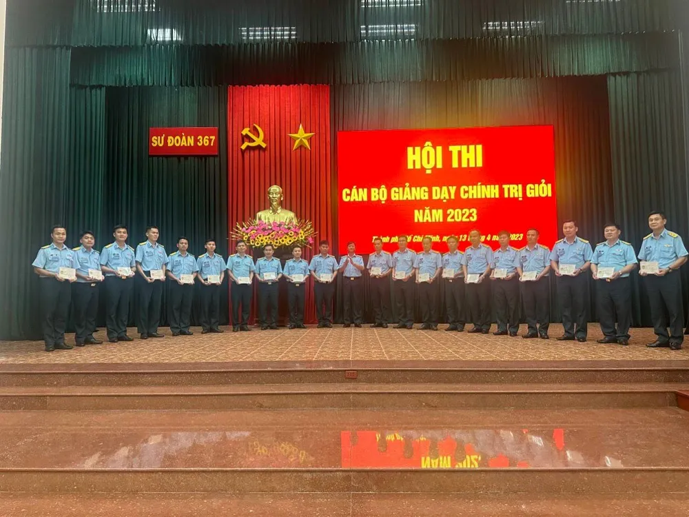 20 thí sinh tham gia hội thi được cấp Giấy chứng nhận cán bộ giảng dạy chính trị giỏi. Ảnh: TRẦN YÊN