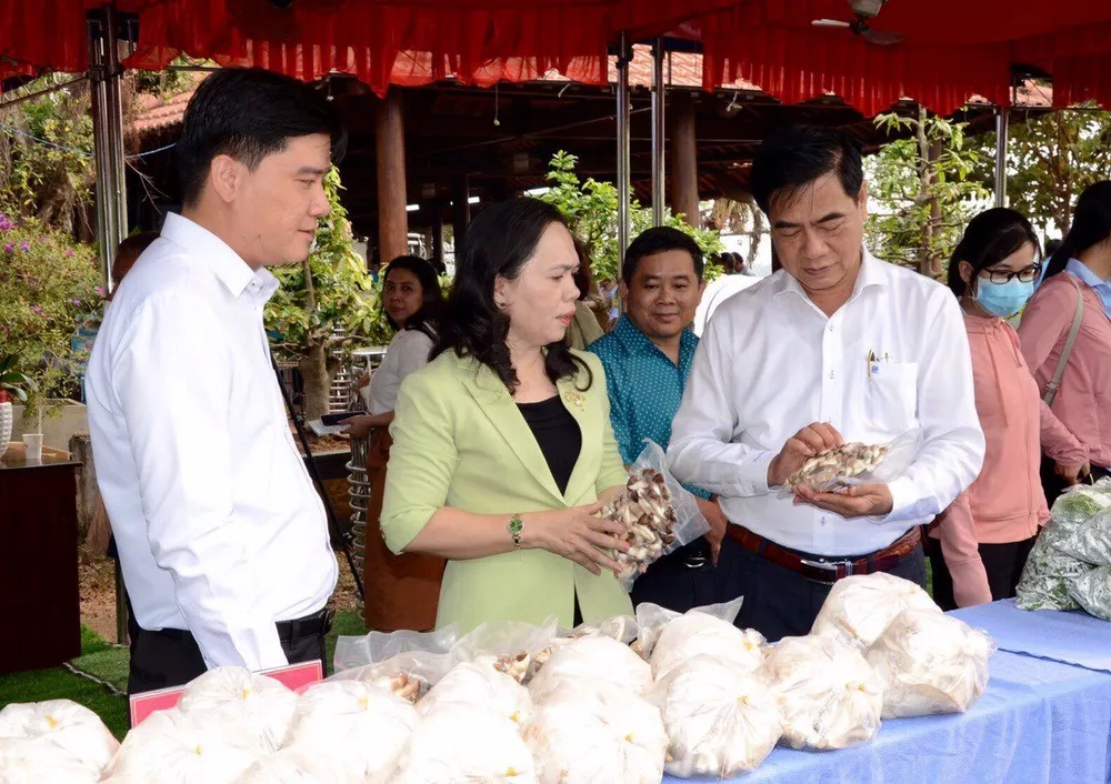 Các đại biểu tham dự buổi họp mặt tham quan sản phẩm nấm của hội viên