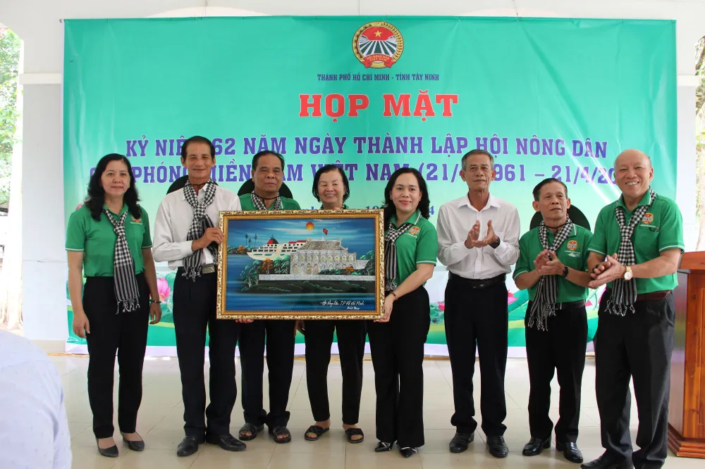 Lãnh đạo Hội Nông dân TPHCM tặng quà lưu niệm cho Hội Nông dân tỉnh Tây Ninh. Ảnh: TRẦN YÊN Lãnh đạo Hội Nông dân TPHCM tặng quà lưu niệm cho Hội Nông dân tỉnh Tây Ninh. Ảnh: TRẦN YÊN