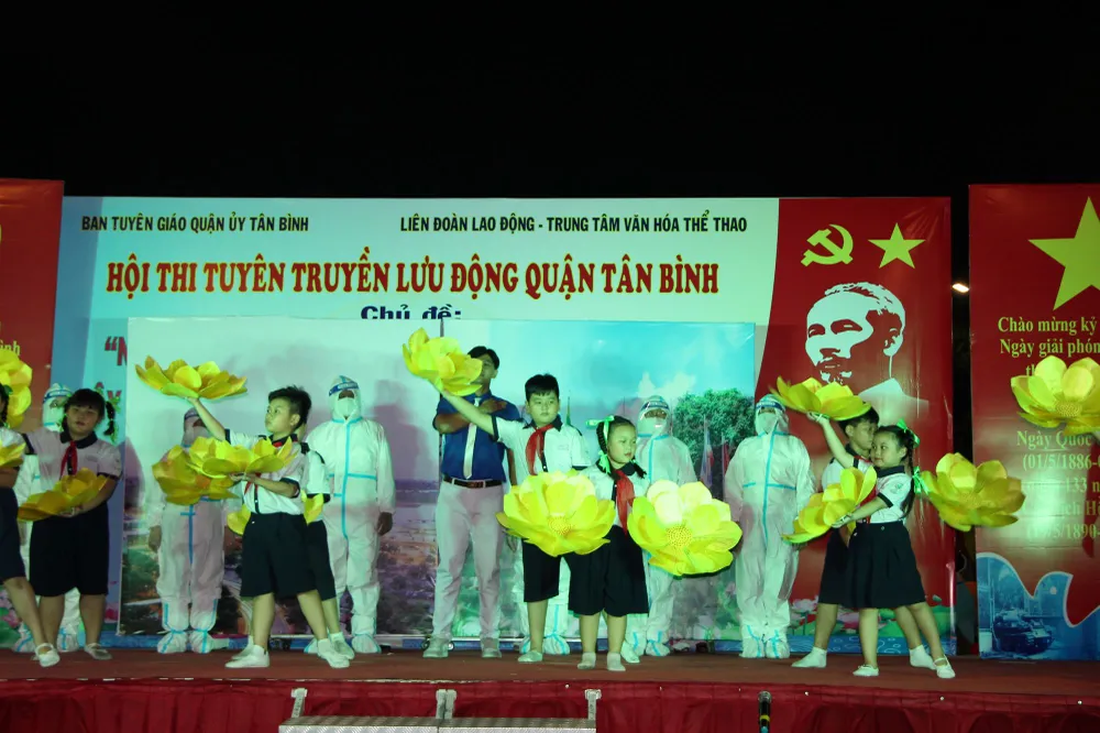 Những em học sinh tham gia chương trình văn nghệ tại hội thi. Ảnh: TRẦN YÊN