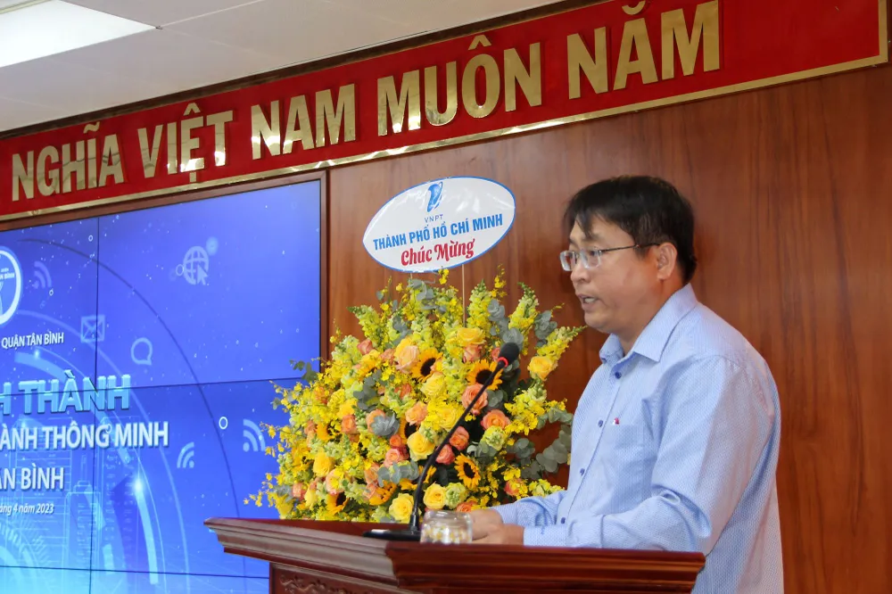 Đồng chí Đoàn Văn Đủ, Chánh văn phòng UBND quận Tân Bình giới thiệu về Trung tâm IOC. Ảnh: TRẦN YÊN Đồng chí Đoàn Văn Đủ, Chánh văn phòng UBND quận Tân Bình giới thiệu về Trung tâm IOC. Ảnh: TRẦN YÊN