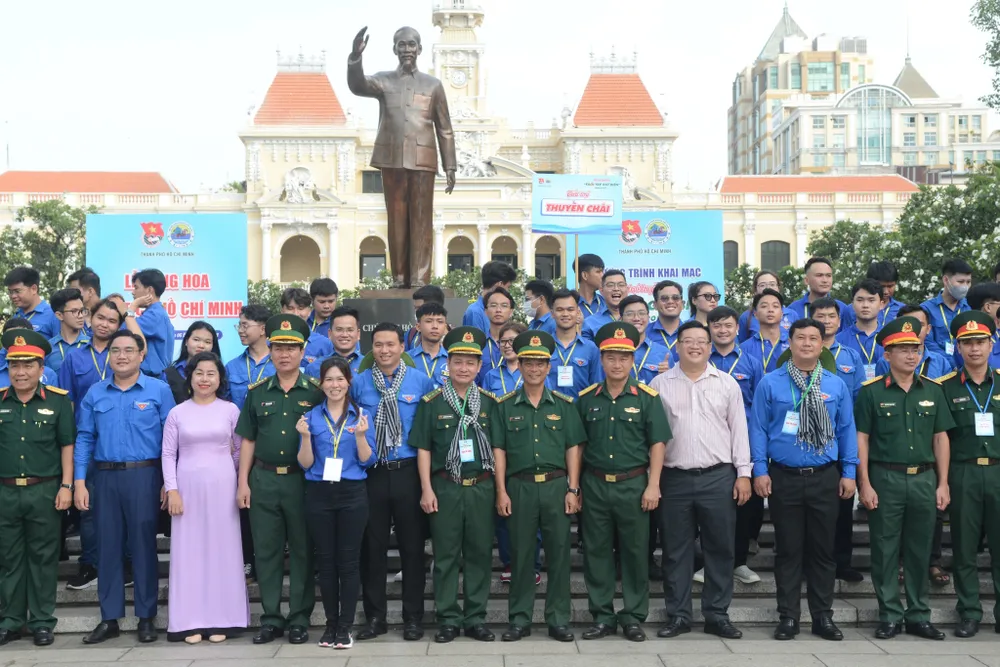Đại tá Trần Thanh Đức, Chỉ huy trưởng Bộ đội Biên phòng TPHCM cùng chỉ huy Bộ đội Biên phòng trước tượng đài Bác Hồ trong lễ khai mạc