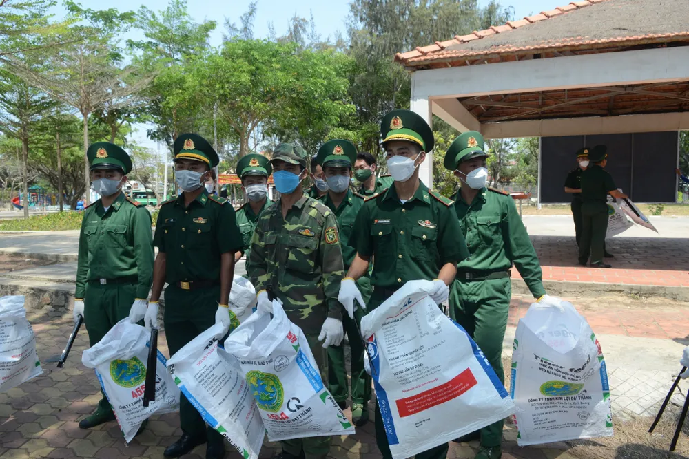 Tuổi trẻ lực lượng vũ trang với chương trình “Hãy làm sạch biển” tại Công viên thị trấn Cần Thạnh (Cần Giờ)