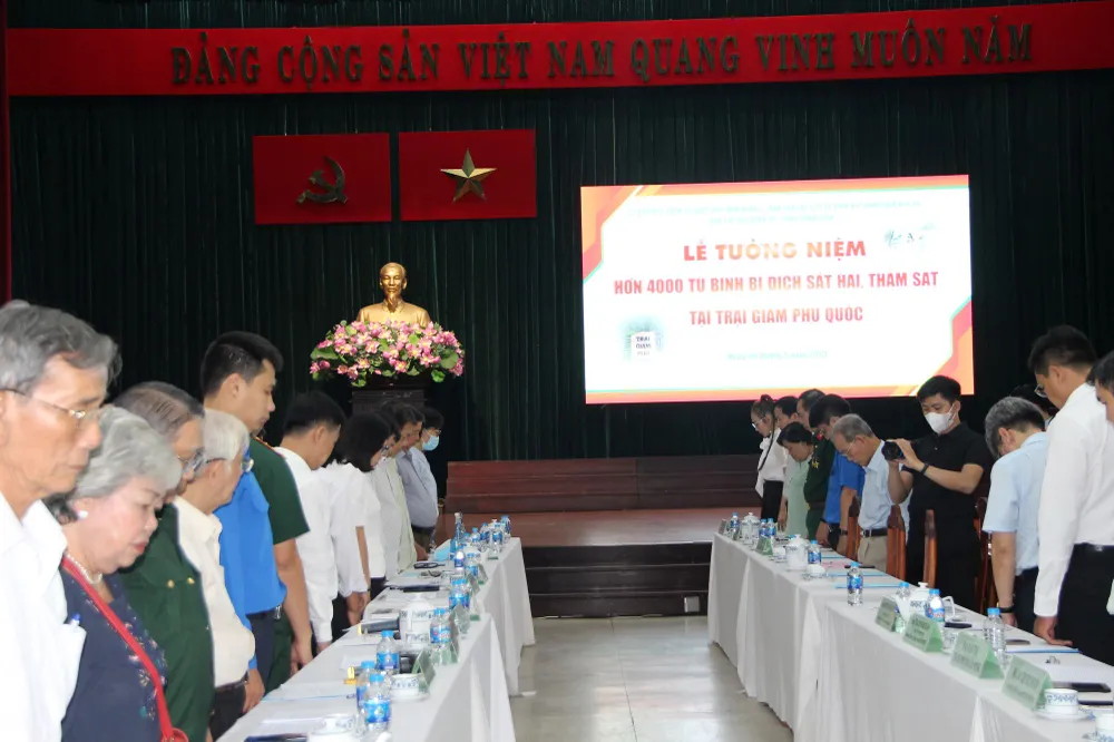 Đại biểu tham dự tọa đàm mặc niệm tưởng nhớ 4.000 tù binh bị địch sát hại. Ảnh: TRẦN YÊN