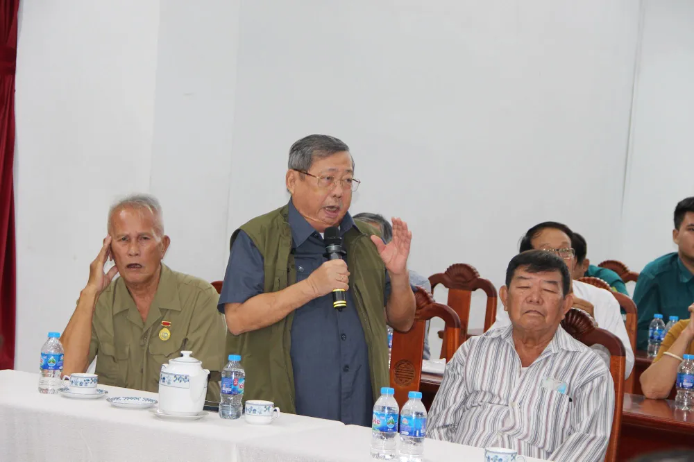 Người tù binh mang số hiệu 313-9517 Huỳnh Văn Minh phát biểu tại buổi tọa đàm. Ảnh: TRẦN YÊN