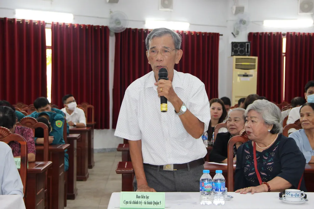 Cựu tù binh Dương Văn Mến kể lại sự kiện Liệt sĩ - Anh hùng Lực lượng vũ trang nhân dân Đặng Văn Bé bị nhúng vào chảo nước sôi. Ảnh: TRẦN YÊN