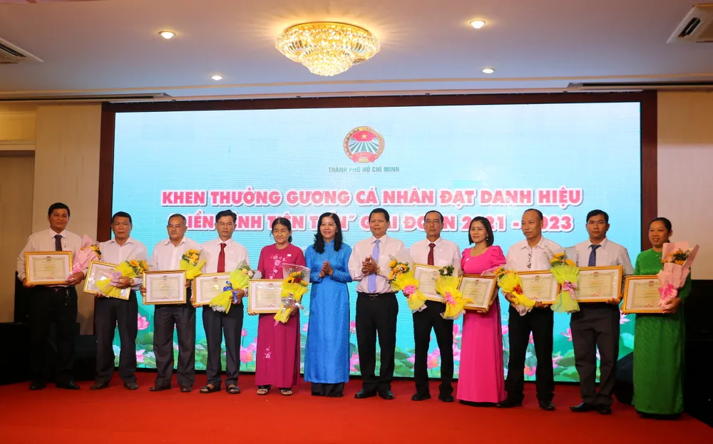 Các gương cá nhân đạt danh hiệu điển hình tiên tiến nhận khen thưởng Các gương cá nhân đạt danh hiệu điển hình tiên tiến nhận khen thưởng