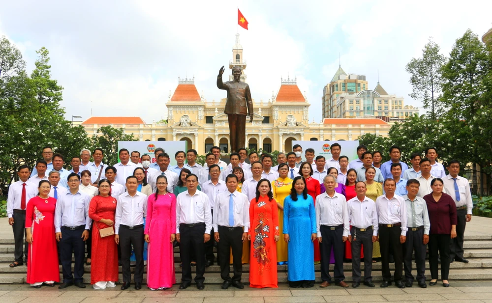 Đoàn đại biểu tham dự hội nghị tại lễ dâng hoa, báo công với Bác.