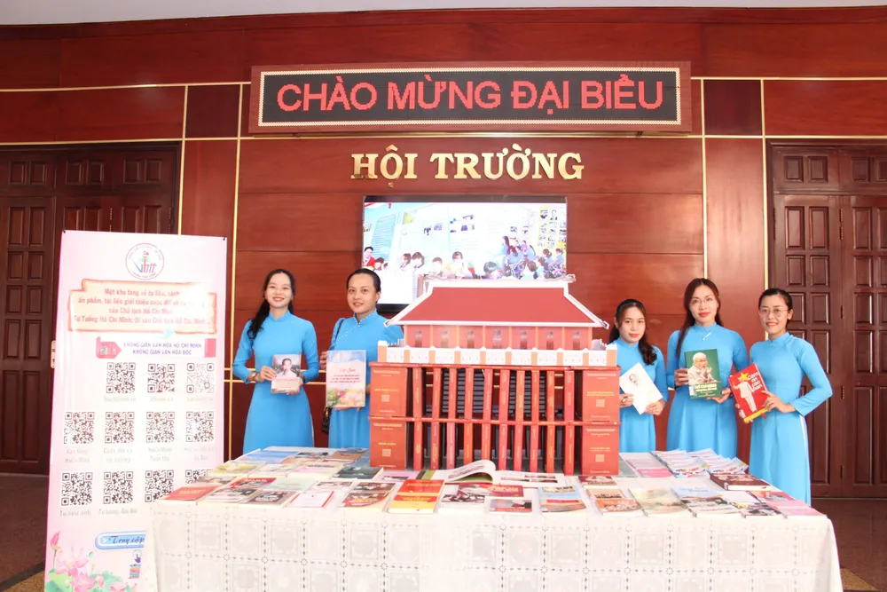 Đại biểu là đoàn viên, thanh niên tham quan, tìm hiểu những tác phẩm của Bác, tác phẩm viết về Bác Đại biểu là đoàn viên, thanh niên tham quan, tìm hiểu những tác phẩm của Bác, tác phẩm viết về Bác