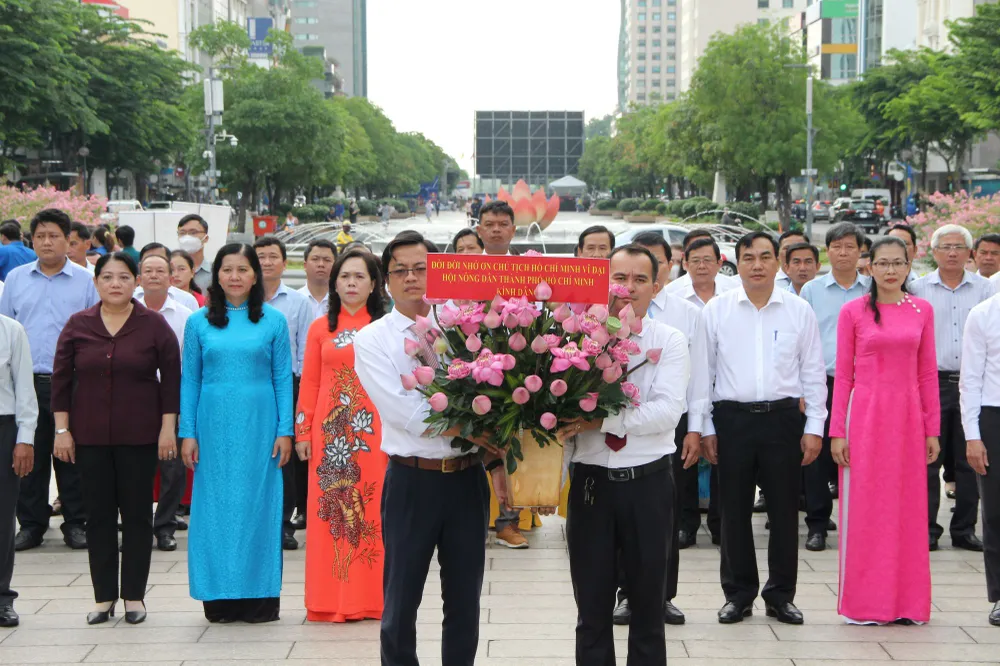 Đại biểu tham dự hội nghị dâng hoa tại tượng đài Bác Hồ Đại biểu tham dự hội nghị dâng hoa tại tượng đài Bác Hồ