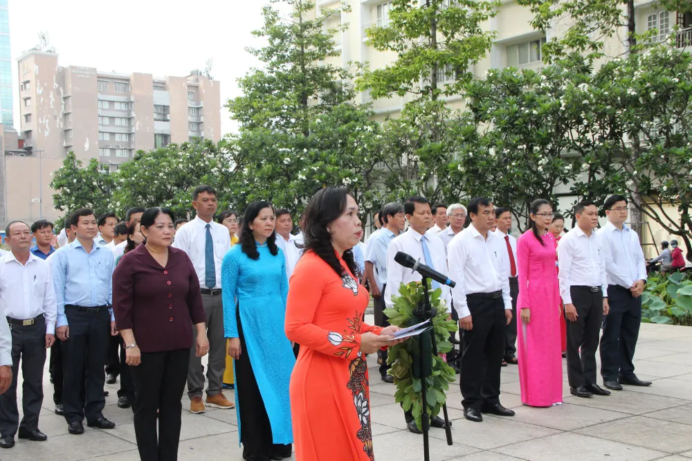 Đồng chí Nguyễn Thanh Xuân báo công với Bác Hồ Đồng chí Nguyễn Thanh Xuân báo công với Bác Hồ