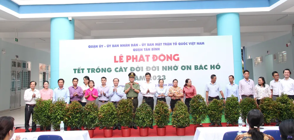 Thiếu tướng Lê Hồng Nam cùng chính quyền, nhân dân quận Tân Bình tại lễ phát động Tết trồng cây