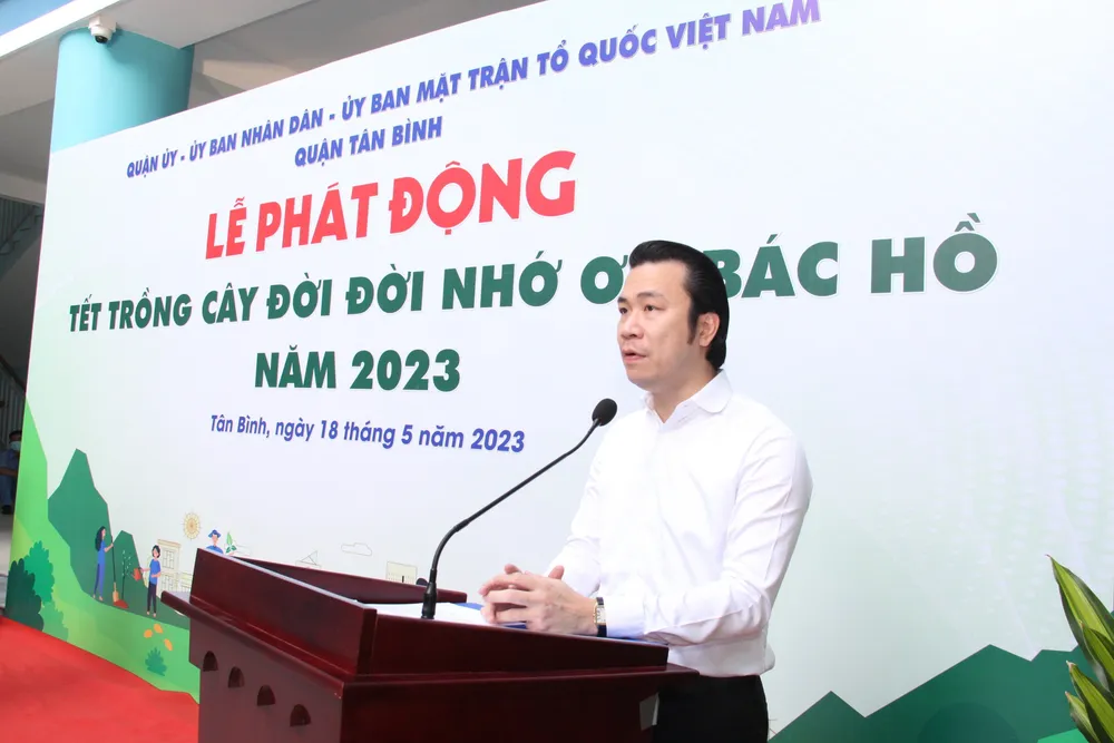 Phó Chủ tịch UBND quận Tân Bình Trương Tấn Sơn phát động Tết trồng cây