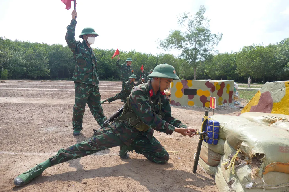 Chiến sĩ mới gói buộc lượng nổ chuẩn bị đánh phá mục tiêu Chiến sĩ mới gói buộc lượng nổ chuẩn bị đánh phá mục tiêu