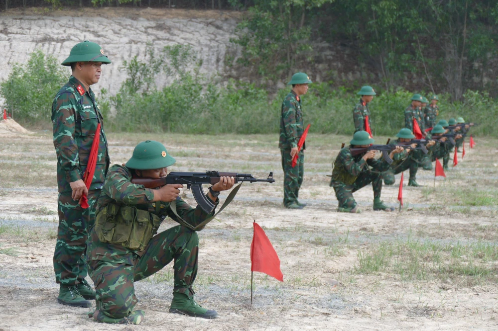 Chiến sĩ mới tự tin thực hiện các tư thế trong bài kiểm tra bắn súng tiểu liên AK bài 1