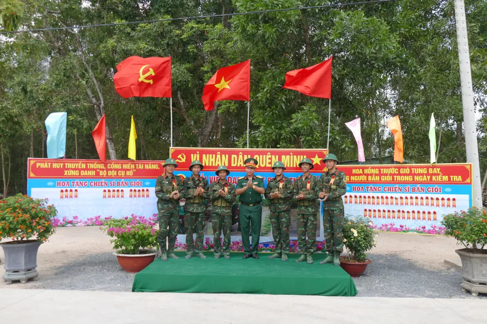 Đại tá Vũ Văn Đoàn, Phó Sư đoàn trưởng, Tham mưu trưởng Sư đoàn 7 tặng hoa cho các chiến sĩ có điểm giỏi. Đại tá Vũ Văn Đoàn, Phó Sư đoàn trưởng, Tham mưu trưởng Sư đoàn 7 tặng hoa cho các chiến sĩ có điểm giỏi.