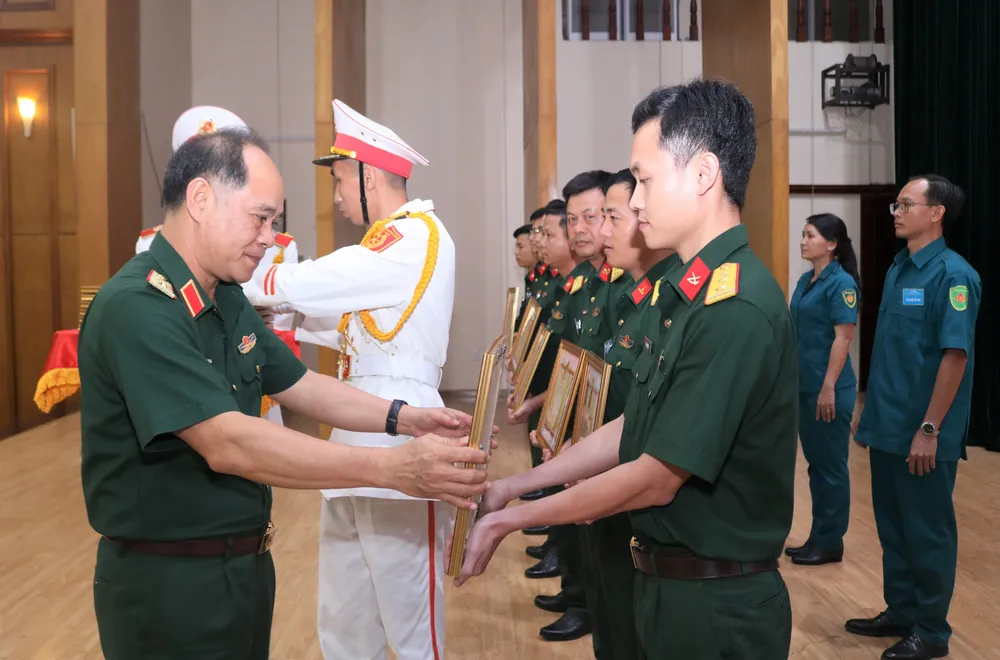 Thiếu tướng Hoàng Đình Chung trao bằng khen cho các cán bộ đạt giải Ba