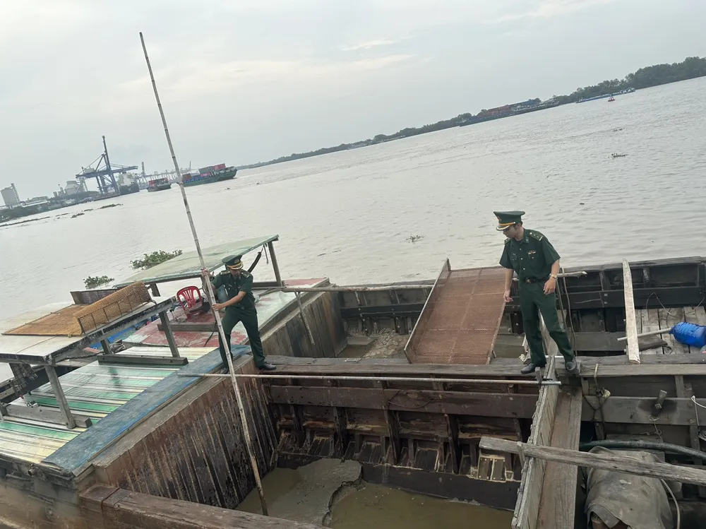 Lực lược Biên phòng bắt ghe vi phạm