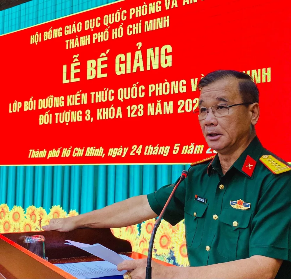 Đại tá Nguyễn Tuấn Bảo, Phó Chính ủy Bộ Tư lệnh TPHCM dự, chỉ đạo lễ bế giảng Đại tá Nguyễn Tuấn Bảo, Phó Chính ủy Bộ Tư lệnh TPHCM dự, chỉ đạo lễ bế giảng