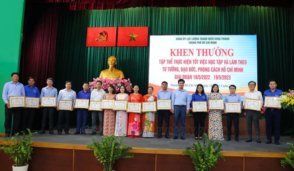 16 tập thể tiêu biểu học tập và làm theo tư tưởng, đạo đức, phong cách Hồ Chí Minh 16 tập thể tiêu biểu học tập và làm theo tư tưởng, đạo đức, phong cách Hồ Chí Minh