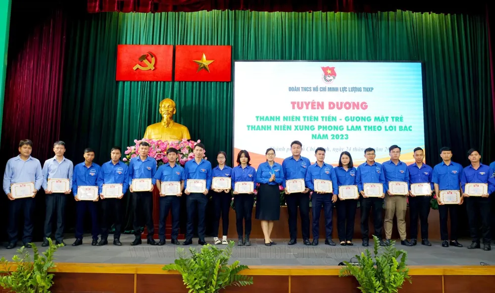 Tuyên dương 17 gương “Thanh niên tiên tiến - Gương mặt trẻ TNXP làm theo lời Bác” Tuyên dương 17 gương “Thanh niên tiên tiến - Gương mặt trẻ TNXP làm theo lời Bác”