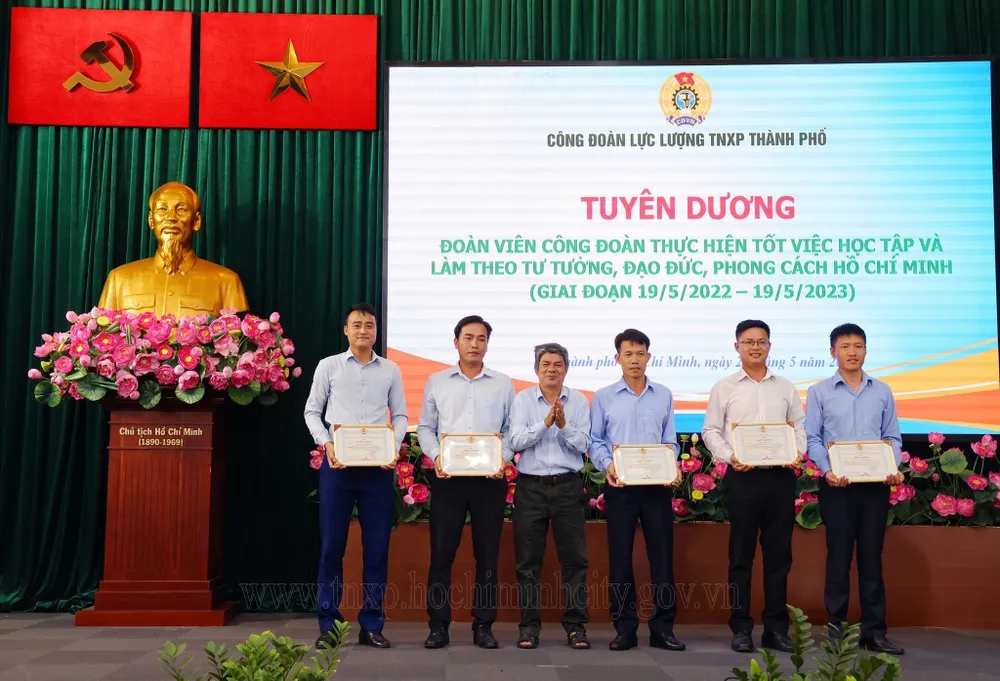 Tuyên dương 5 cá nhân thực hiện tốt việc học tập và làm theo tư tưởng, đạo đức, phong cách Hồ Chí Minh Tuyên dương 5 cá nhân thực hiện tốt việc học tập và làm theo tư tưởng, đạo đức, phong cách Hồ Chí Minh