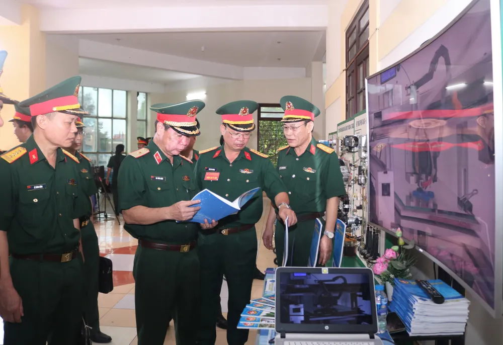 Thiếu tướng Hà Tuấn Quân tham quan khu trưng bày các sáng kiến kỹ thuật. Thiếu tướng Hà Tuấn Quân tham quan khu trưng bày các sáng kiến kỹ thuật.