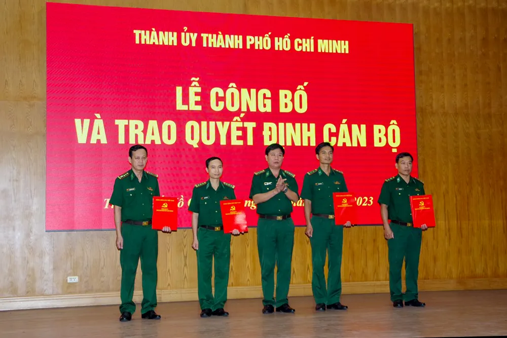 Đại tá Trần Thanh Đức trao quyết công tác cán bộ cho 4 đồng chí Đại tá Trần Thanh Đức trao quyết công tác cán bộ cho 4 đồng chí