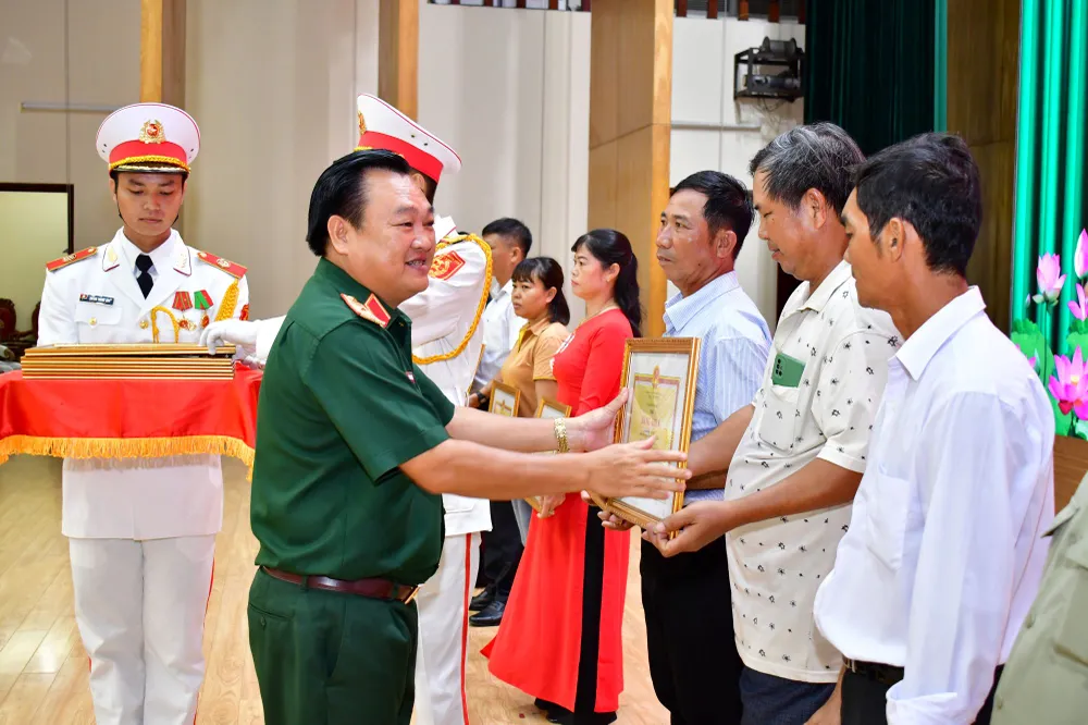 Thiếu tướng Trần Vinh Ngọc, Phó Chính ủy Quân khu 7 tặng bằng khen cho các hộ gia đình tiêu biểu, gương mẫu trong thực hiện nghĩa vụ quân sự năm 2023 Thiếu tướng Trần Vinh Ngọc, Phó Chính ủy Quân khu 7 tặng bằng khen cho các hộ gia đình tiêu biểu, gương mẫu trong thực hiện nghĩa vụ quân sự năm 2023