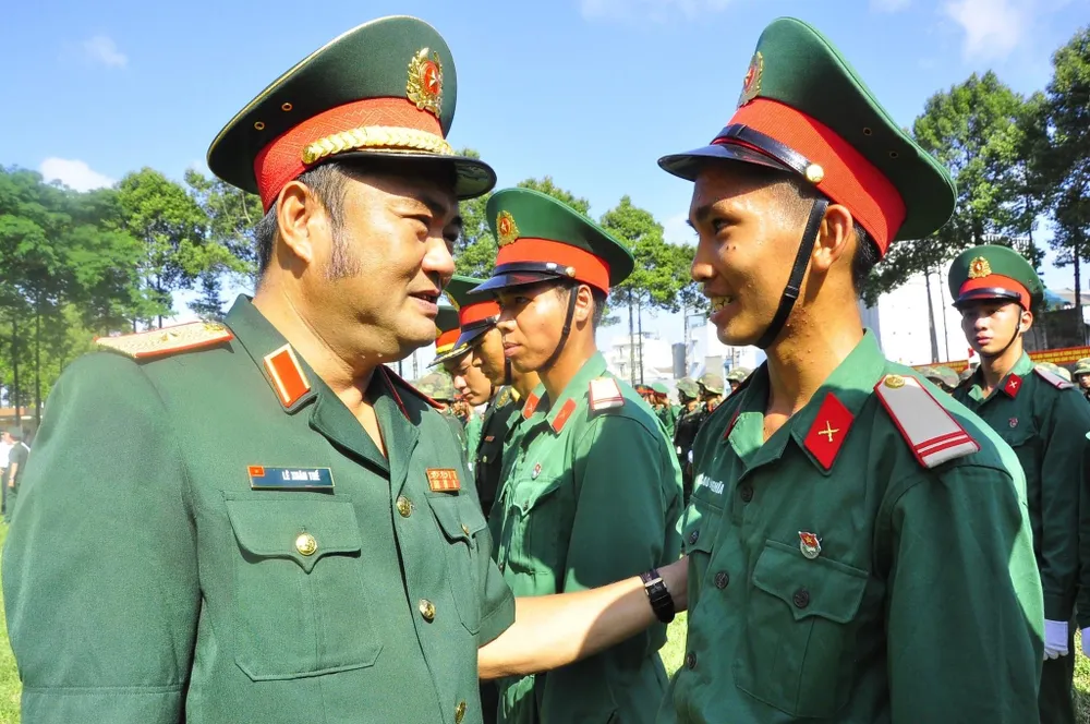 Thiếu tướng Lê Xuân Thế chúc mừng chiến sĩ mới năm 2023