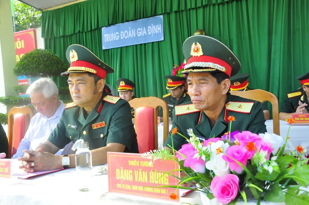 Thiếu tướng Đặng Văn Hùng và Thiếu tướng Lê Xuân Thế tại lễ tuyên thệ chiến sĩ mới