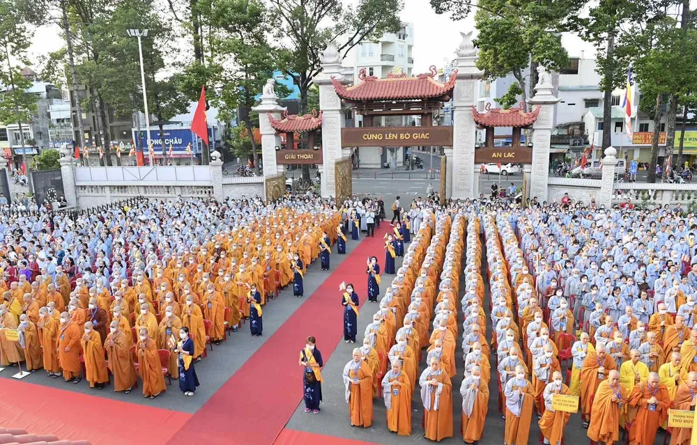 Đông đảo tăng ni, đồng bào phật tử tham gia Đại lễ Phật đản - Phật lịch 2567. Ảnh: VIỆT DŨNG Đông đảo tăng ni, đồng bào phật tử tham gia Đại lễ Phật đản - Phật lịch 2567. Ảnh: VIỆT DŨNG