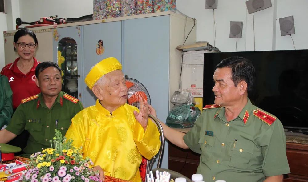 Thiếu tướng Lê Hồng Nam đã ân cần thăm hỏi, động viên cụ Phạm Văn Lợi Thiếu tướng Lê Hồng Nam đã ân cần thăm hỏi, động viên cụ Phạm Văn Lợi