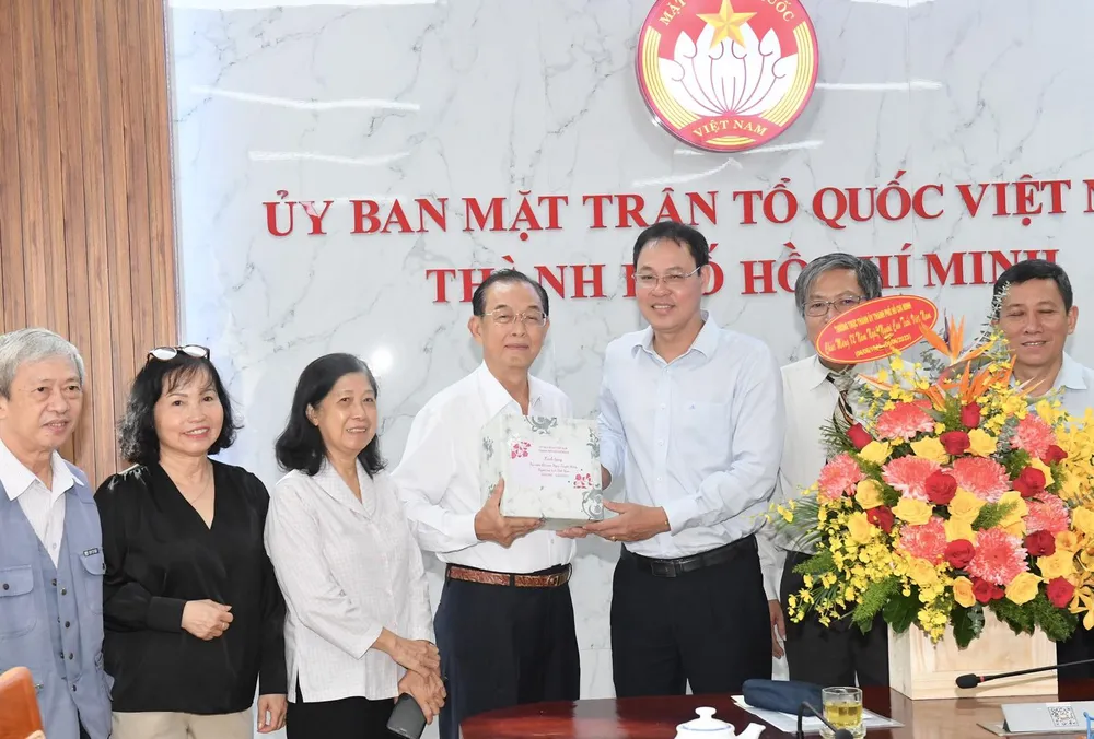 Lãnh đạo Ủy ban MTTQ Việt Nam TPHCM chúc mừng Ban đại diện Hội Người cao tuổi. Ảnh: VIỆT DŨNG