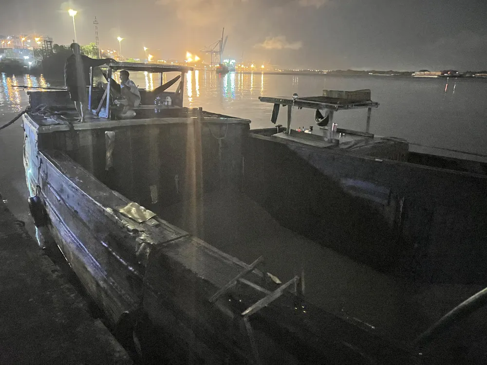 Lực lượng biên phòng đưa phương tiện chở cát trái phép về trạm Lực lượng biên phòng đưa phương tiện chở cát trái phép về trạm