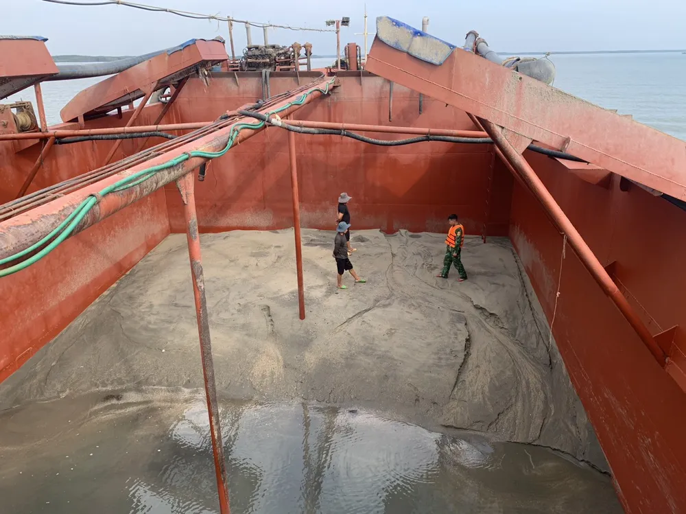 Phương tiện chở cát trái phép bị lực lượng biên phòng phát hiện ngày 21-5. Phương tiện chở cát trái phép bị lực lượng biên phòng phát hiện ngày 21-5.