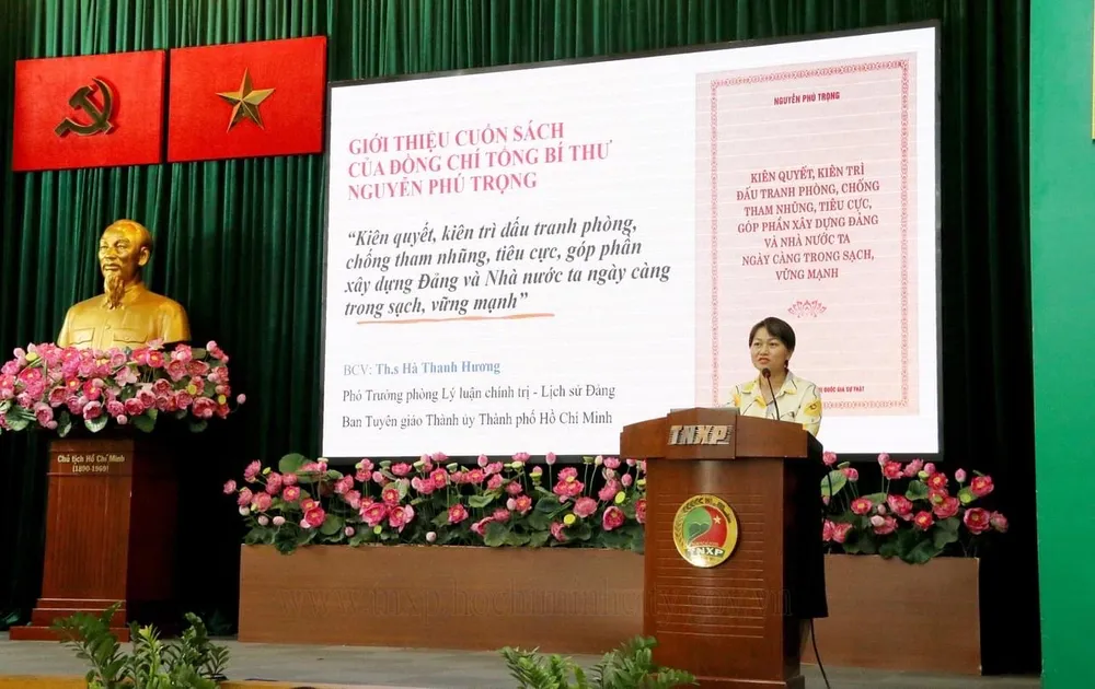 Thạc sĩ Hà Thanh Hương, Phó Trưởng phòng Lý luận Chính trị - Lịch sử Đảng, Ban Tuyên giáo Thành ủy TPHCM trình bày các nội dung về cuốn sách Thạc sĩ Hà Thanh Hương, Phó Trưởng phòng Lý luận Chính trị - Lịch sử Đảng, Ban Tuyên giáo Thành ủy TPHCM trình bày các nội dung về cuốn sách